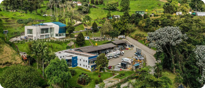 Vista panorámica de las instalaciones de La Esmeralda en un entorno verde