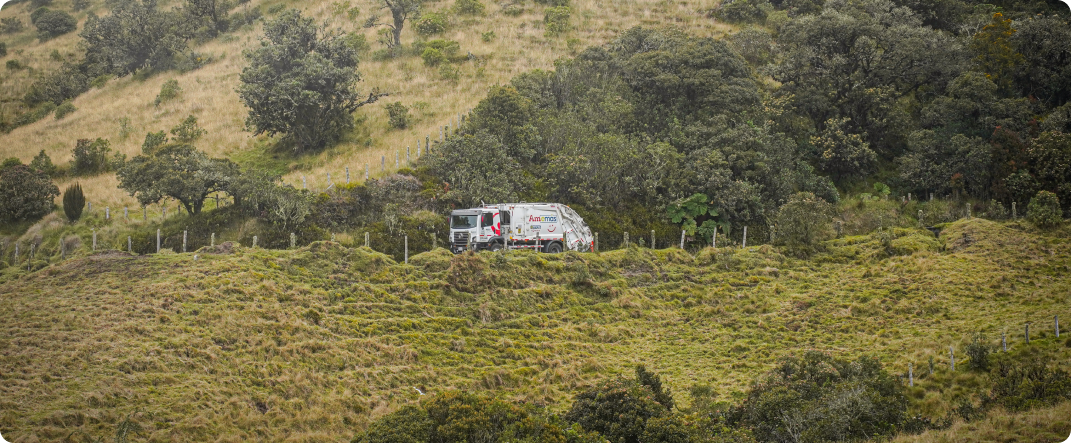 Vehículo de operación de EMAS en un paisaje rural.