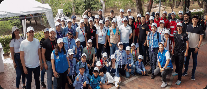 Personas participantes en una actividad comunitaria de separación de residuos.