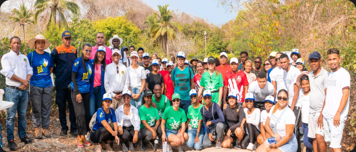 Recicladores y participantes del programa Renovadores urbanos durante una jornada comunitaria.