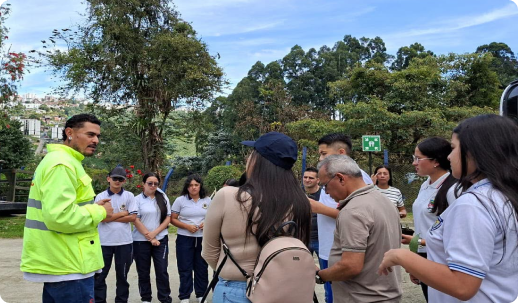 Grupo de personas participando en una actividad ambiental al aire libre