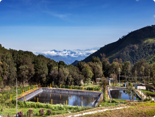 Paisaje montañoso con senderos e infraestructura ambiental.