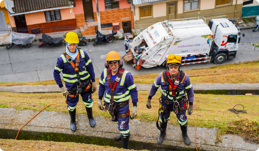 Equipo operativo preparado para la gestión especializada de residuos.