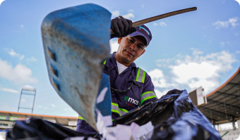 Operario de EMAS realizando barrido y limpieza de un espacio público.