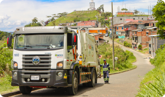 Vehículo de EMAS durante la recolección y transporte de residuos.