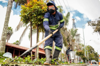Operario de EMAS realizando mantenimiento de una zona pública
